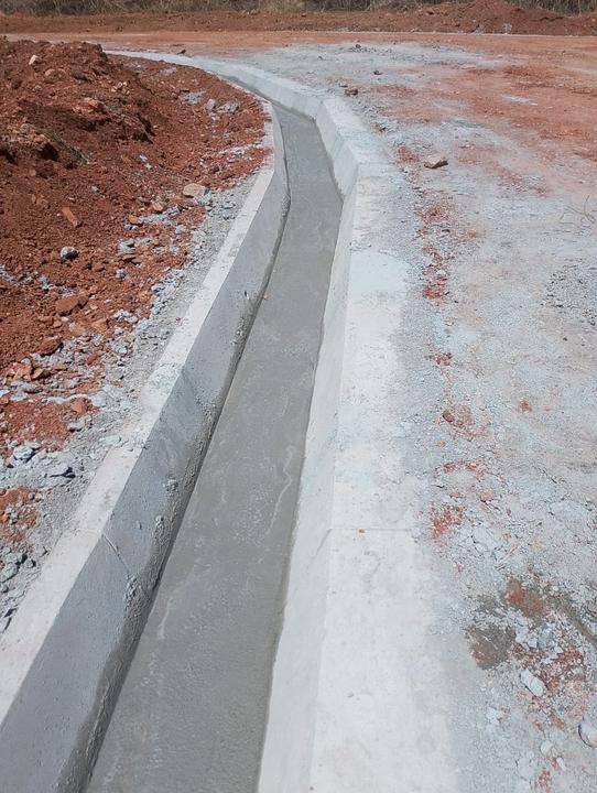 Plastering a curved storm water drain floor