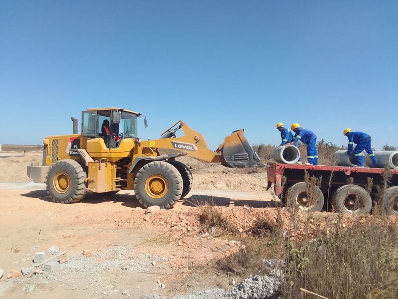 Loading culvert pipes
